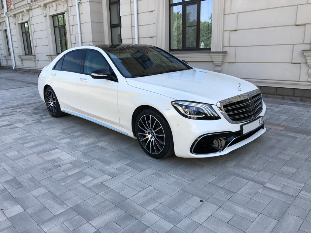 Фото обновлённого Mercede-Benz S-klass W222 белого цвета, в аренду с водителем от АвтоЛюкс161